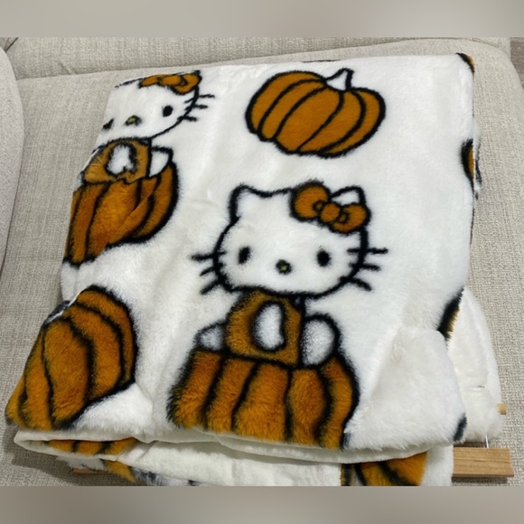 Hello Kitty Halloween 2024 "60 x 90"
NWT Plush Pumpkin Blanket Viral Faux Fur - Picture 4 of 6